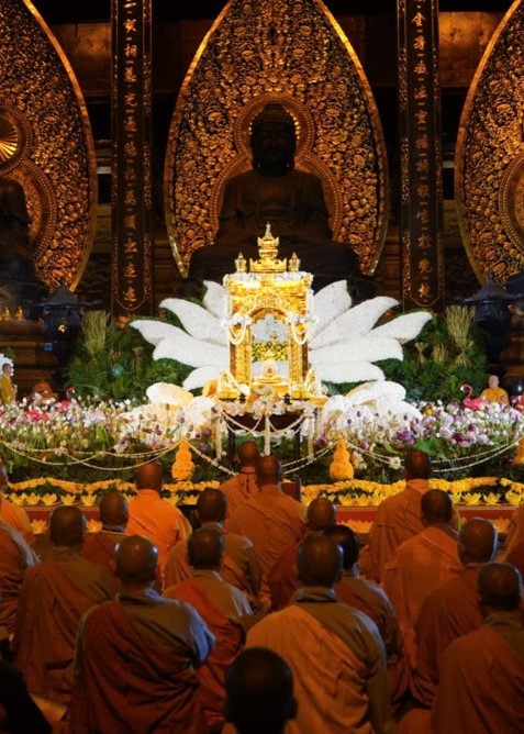 Trang nghiêm đêm hoa đăng tại Điện Tam Thế nơi tôn trí Xá lợi Phật