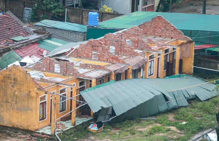 Bão số 10 và mưa lũ khiến 26 người chết và mất tích, 44.230 ngôi nhà bị hư hỏng, tốc mái