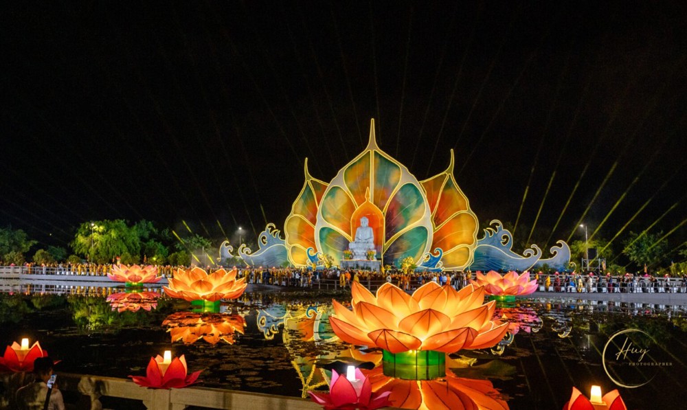 Vesak 2025Lễ hoa đăng cầu nguyện hòa bình thế giới