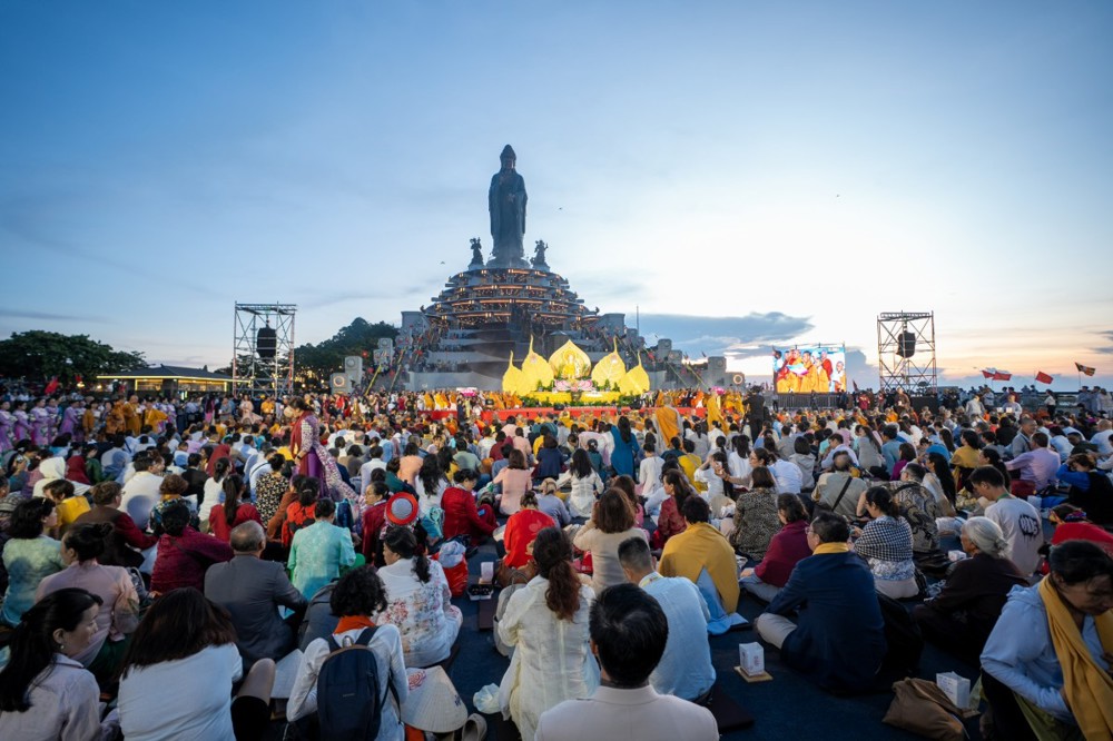 Hơn 1.000 đại biểu tham gia lễ thắp nến cầu nguyện hòa bình thế giới tại Núi Bà Đen nhân Đại lễ Vesak 2025