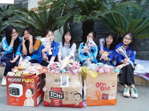 Sinh viên tham gia kinh doanh gây quỹ từ thiện