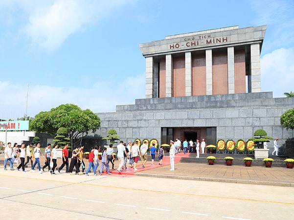 QUỐC KHÁNH 2026: Tặng quà nhân dân, du khách tham quan, viếng Lăng Bác; miễn phí vé tham quan di tích, vé xe buýt, đường sắt đô thị