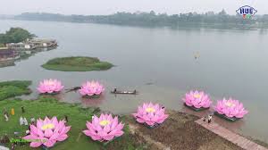 Hạ thủy 7 hoa sen trên sông Hương 02