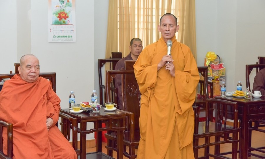 Thành ủy chúc mừng Phật đản đến lãnh đạo Giáo hội 8