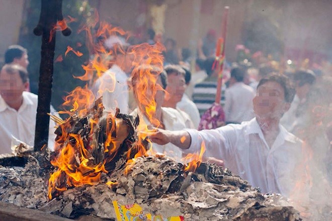 TƯGH yêu cầu loại bỏ tục đốt vàng mã tại chùa chiền