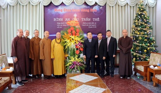 Ư GHPGVN tặng hoa chúc mừng lễ Giáng sinh Hội thánh Tin Lành Việt Nam4