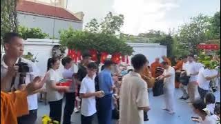 Sư Ông Giới Đức và Tăng đoàn đi bát