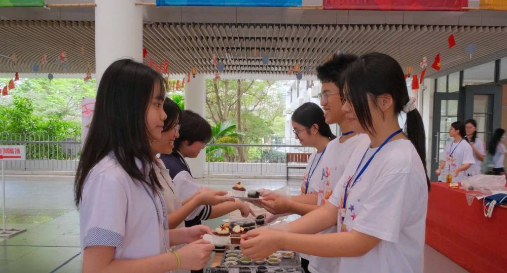 Học sinh Hà Nội bán hàng gây quỹ thiện nguyện thu hút hàng trăm tấm lòng chung tay sẻ chia